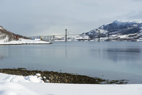 Tjeldsundin maantiesilta talvella, Tromsin lääni, Norja — kuvapankkivalokuva