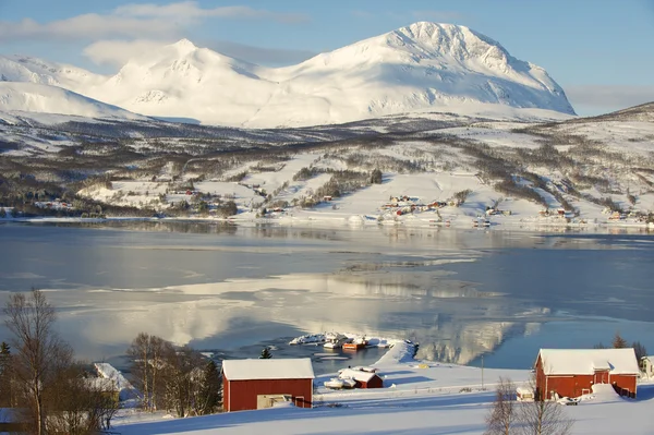 Vista de invierno al fiordo de Lavangen y al pueblo de Soloy, condado de Troms, Noruega . — Foto de Stock