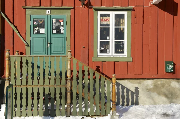 Suvenýr shop vchod v centru města Tromso, Norsko. — Stock fotografie
