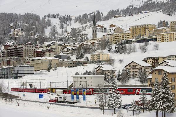 Az exkluzív síközpont, St. Moritz, Svájc, téli látképe. — Stock Fotó