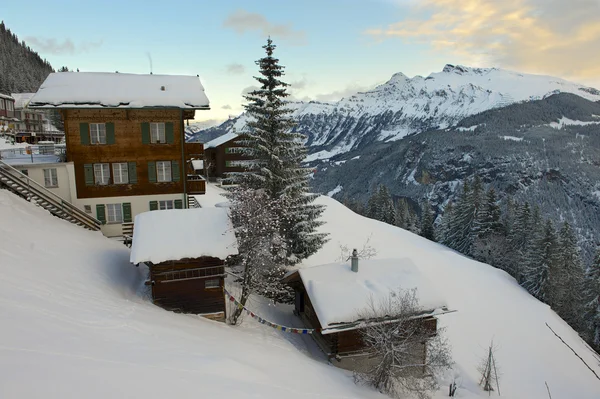 Hegyi falu, és a híres téli üdülőhely, Ági, Svájc. — Stock Fotó