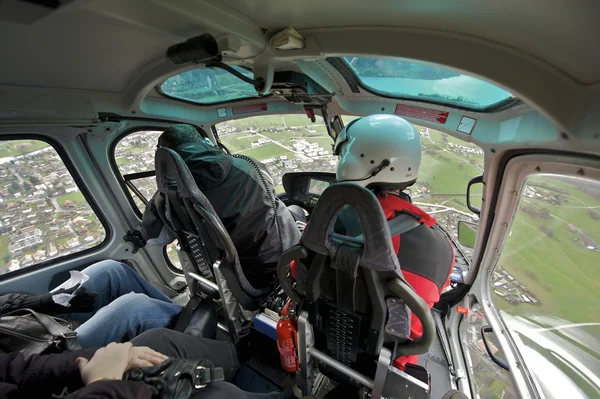 游客欣赏瑞士因特拉肯的直升机观光旅行. — 图库照片