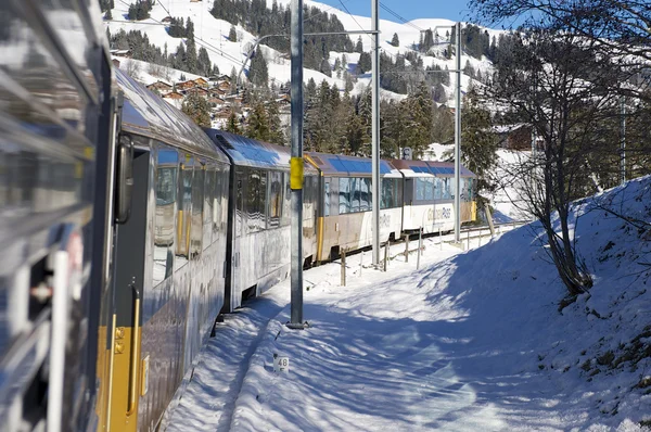 Golden pass train in Swiss Alps connects Montreux to Lucerne. — Stock Photo, Image