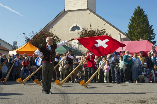 Man performs traditional flag twirling in Affoltern Im Emmental, Switzerland. — Stock Photo, Image