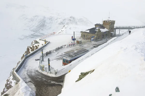 Sněhová bouře na horní stanici Gornergratbahn ve švýcarském Zermattu. — Stock fotografie