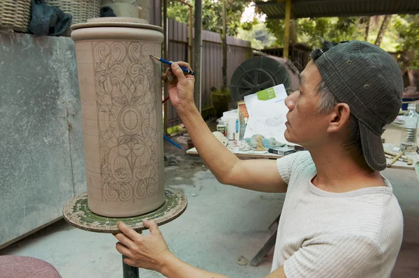Man paints traditional tribal tattoo motives decoration in Kuching, Malaysia. — Stock Photo, Image