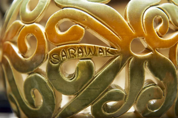 Tribal motiv dekoration på traditionella souvenirer, Kuching, Malaysia. — Stockfoto
