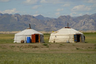 İki Moğol yurts erbaş Tasarhai Vadisi, Moğolistan.