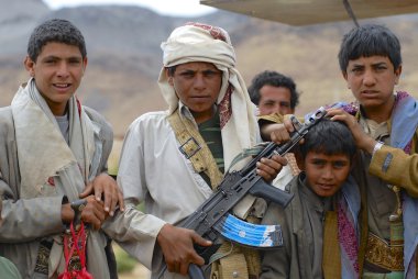 Janbiya ile geleneksel elbiseler Yemen gençler bıçaklar gururla Yemen Hadramaut vadisinde Kalaşnikof makineli tüfek ile poz.