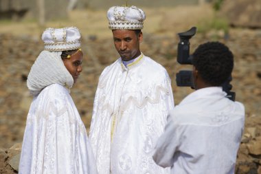 İnsanlar düğün fotoğrafçılığı geleneksel elbiseler, Aksum, Etiyopya yapar.