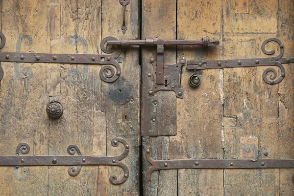 Bir antik metal ile eski ahşap kapı kilidi, Villefranche de Conflent, Fransa. — Stok fotoğraf