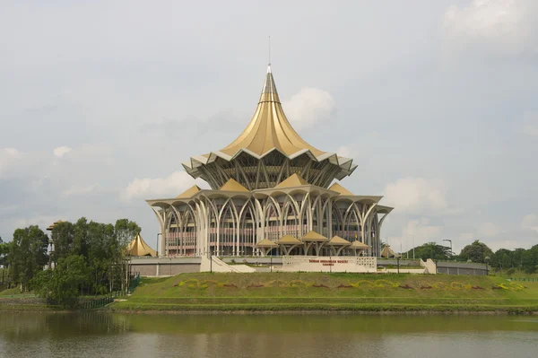 Sarawak eyalet yasama Kuching, Malezya içinde bina derleme. — Stok fotoğraf