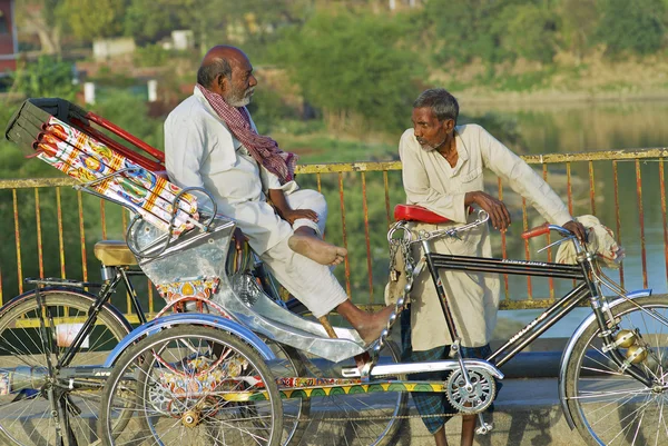 Rickshaws esperam por passageiros em Varanasi, Índia . — Fotografia de Stock