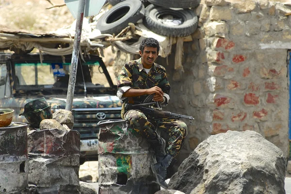 Militares yemeníes de guardia en el puesto de control de seguridad, valle de Hadramaut, Yemen . —  Fotos de Stock