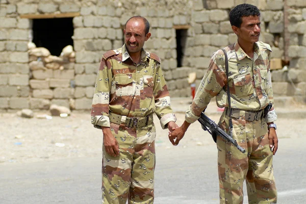 Yemeni military men hold hands at the security checkpoint, Hadramaut valley, Yemen. — Stock Photo, Image