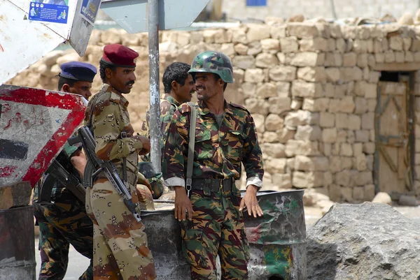 Yemeni military on duty at the security checkpoint Hadramaut valley, Yemen. — Stock Photo, Image