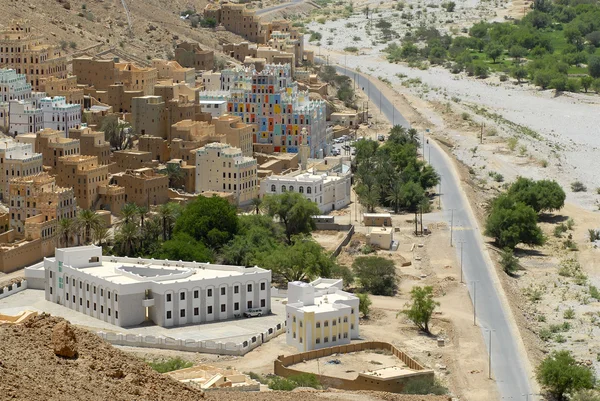 Met het oog op de traditionele kleurrijke gebouwen in Wadi Doan, Jemen. — Stockfoto