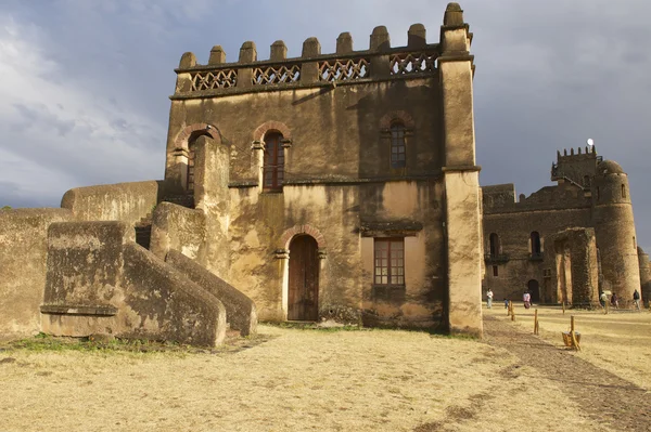 Turistas exploran fortaleza medieval en Gondar, Etiopía . — Foto de Stock
