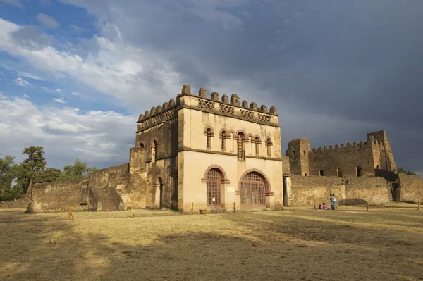 Turistas exploran fortaleza medieval en Gondar, Etiopía . —  Fotos de Stock