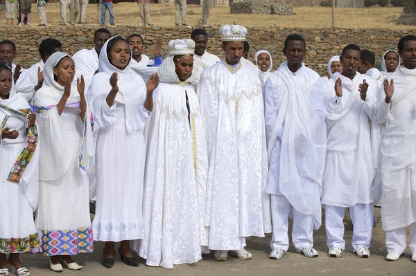 Orang-orang berpakaian tradisional pada upacara pernikahan, Axum, Ethiopia . — Stok Foto