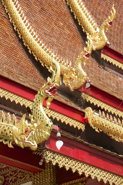 Dach świątyni Wat Mani Phraison, Mae Sot, prowincji, Tajlandia. — Zdjęcie stockowe