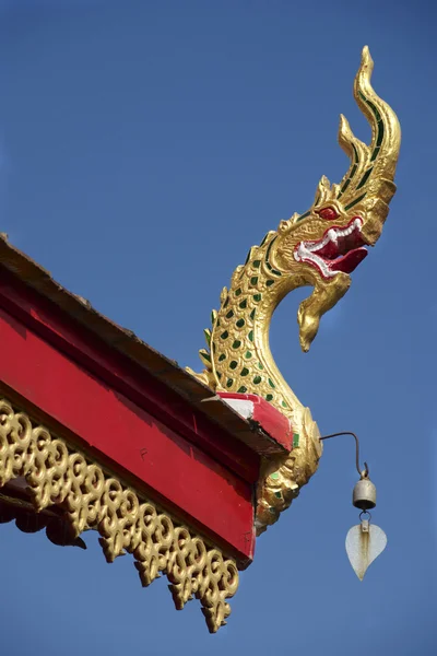Dach świątyni Wat Mani Phraison, Mae Sot, prowincji, Tajlandia. — Zdjęcie stockowe