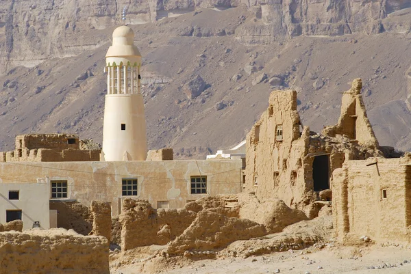 Ruine einer alten Lehmziegelfestung und einer Dorfmoschee in der Nähe der Stadt Seiyun, Jemen. — Stockfoto