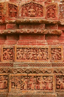 Puthia, Bangladeş'te Pancharatna Govinda Tapınağı'nda terracota rakamlar.