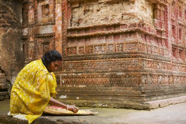 Kadın Puthia, Bangladeş'te Pancharatna Govinda tapınağında Mısır sıralar.