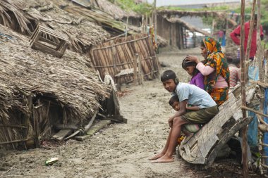 Kadın bebeğini Mongla, Bangladeş'te önemser.