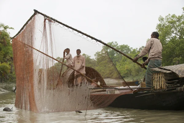 Чоловіки роблять рибалка з видри у Mongla, Бангладеш. — стокове фото
