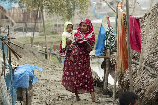 Žena se stará o své dítě v Mongla, Bangladéš. — Stock fotografie