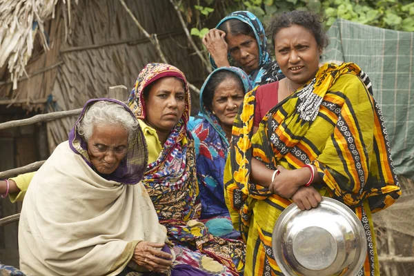 Ženy čekat na jejich manželé z rybolovu v Mongla, Bangladéš. — Stock fotografie