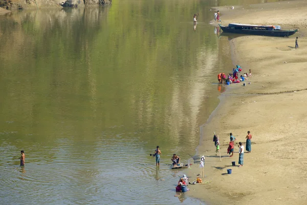 Місцеві жителі прийняти ванну та прання одягу на березі річки Bandarban, Бангладеш. — стокове фото