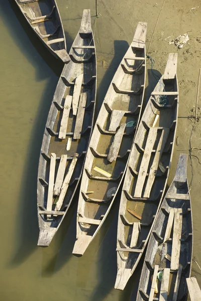 Antiguos barcos de pesca en la orilla del río en Bandarban, Bangladesh . —  Fotos de Stock