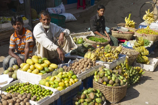 男性は、Bandarban、バングラデシュのローカル市場で果物を販売します。 — ストック写真