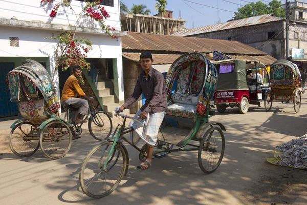 Рикши гоняют по улице в Бангалоре, Бангладеш . — стоковое фото