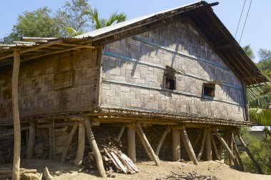 Kadınlar geleneksel Marma tepe kabile ev n Bandarban, Bangladeş pencerelerden bakmak.