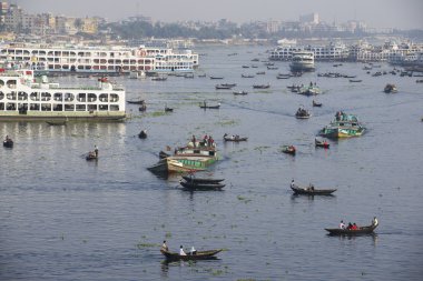 Dhaka sakinleri Dhaka, Bangladeş 'teki teknelerle Buriganga Nehri' ni geçiyorlar..
