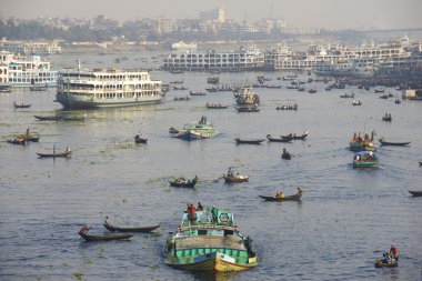 Dhaka sakinleri Dhaka, Bangladeş 'teki teknelerle Buriganga Nehri' ni geçiyorlar.