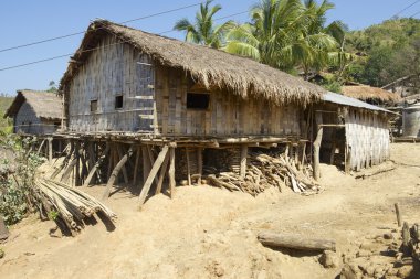 Bandarban, Bangladeş'te dış bina Raditional Marma tepe kabile.