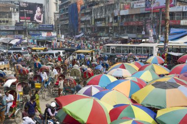 Dakka, Bangladeş'te eski çarşıda alışveriş için insanlar gider.