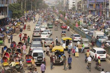 Dakka, Bangladeş'te şehrin merkezi kısmında yoğun trafik.