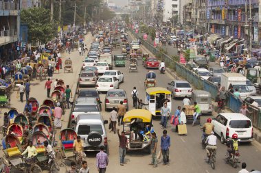 Dakka, Bangladeş'te şehrin merkezi kısmında yoğun trafik.