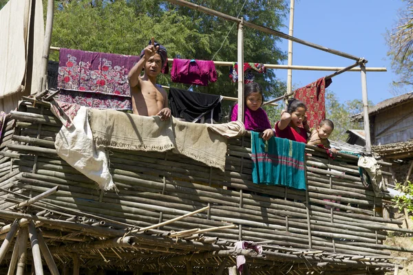 Az emberek állnak a verandán a Marma hill tribe hagyományos ház Bandarban, Banglades. — Stock Fotó