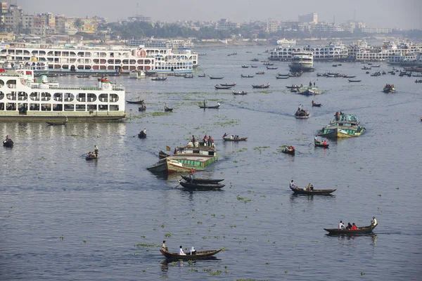 Residentes de Dhaka cruzan el río Buriganga en lanchas en Dhaka, Bangladesh . —  Fotos de Stock