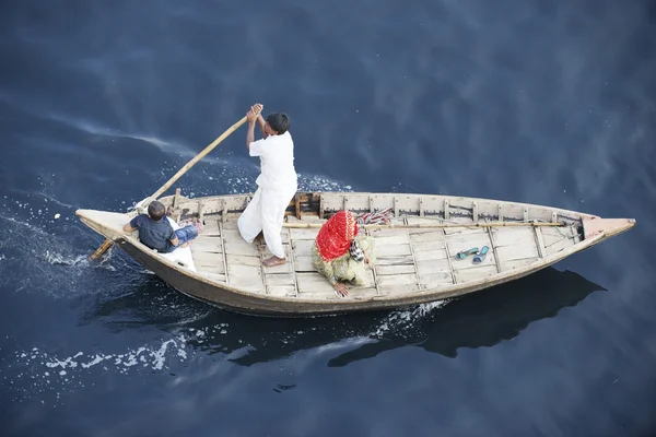 I residenti di Dacca attraversano il fiume Buriganga in barca a Dacca, Bangladesh . — Foto Stock