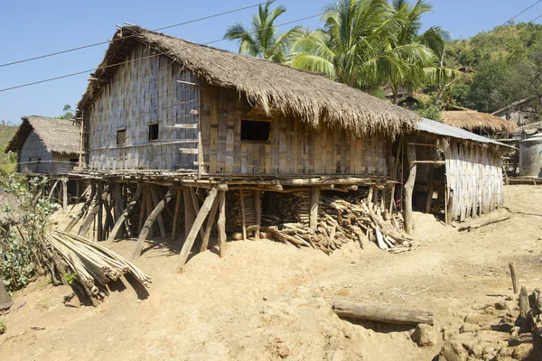 Raditional Marma hill tribe building exterior  in Bandarban, Bangladesh. — Stock Photo, Image