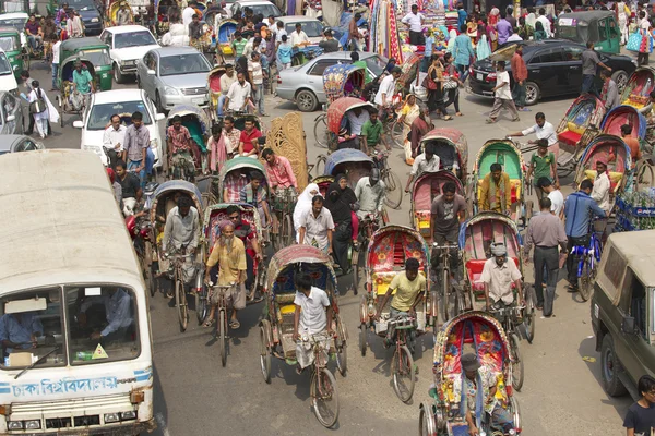 Рикши перевозят пассажиров в Дакке, Бангладеш . — стоковое фото