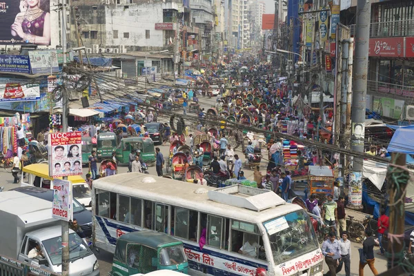 Dakka, Bangladeş'te şehrin merkezi kısmında yoğun trafik.